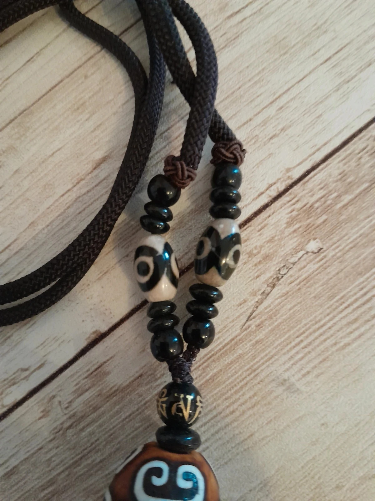 Halsketting met houten hanger en Tibetaanse agaat ogen Nr. 04 – photo 4